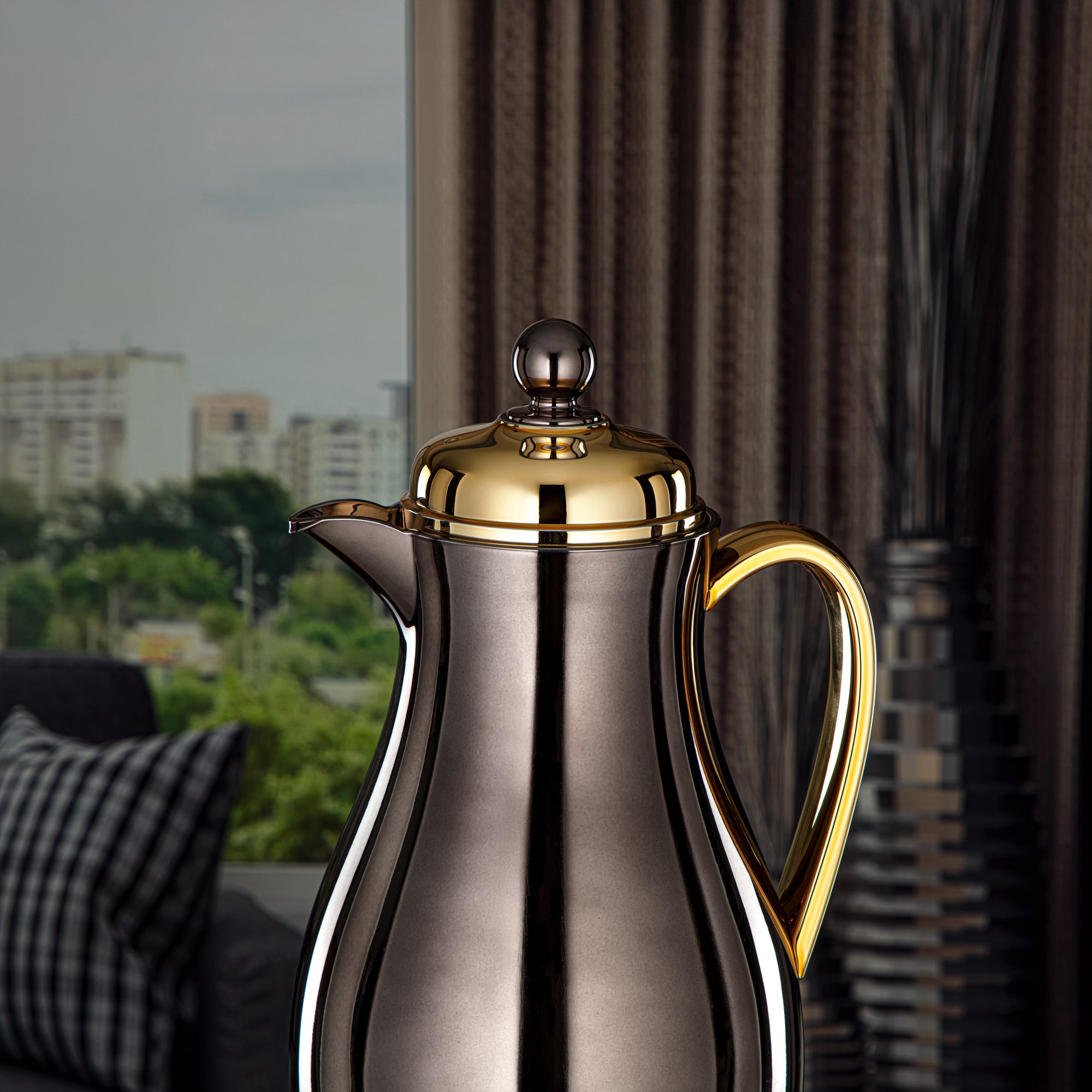 Almarjan Vacuum Flask Metal Body with Glass Liner 0.7L Nickel Black & Gold (RPA-070-NBKG) – Everyday Elegance Collection