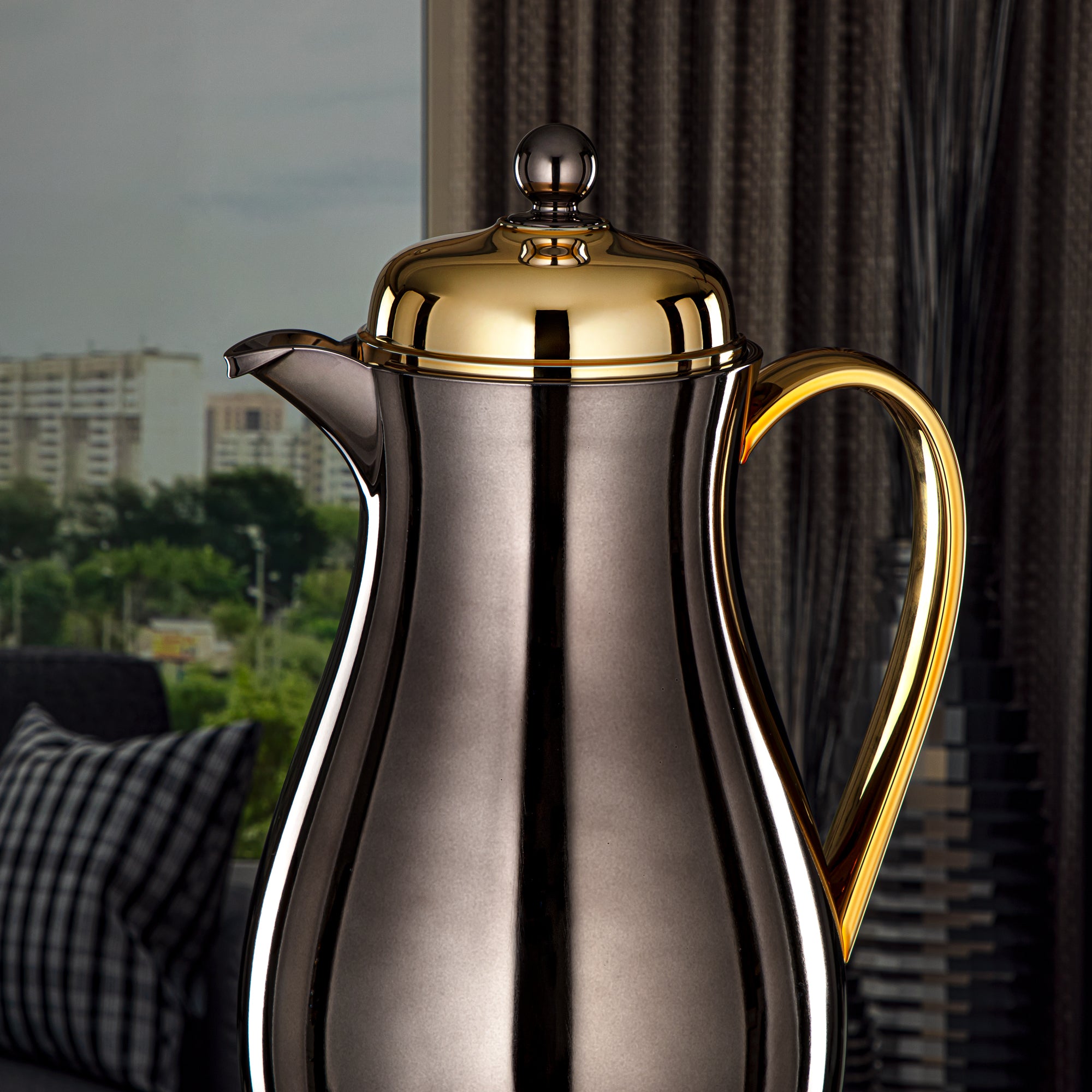 Almarjan Vacuum Flask Metal Body with Glass Liner 1.4L Nickel Black & Gold (RPA-140-NBKG) – Everyday Elegance Collection