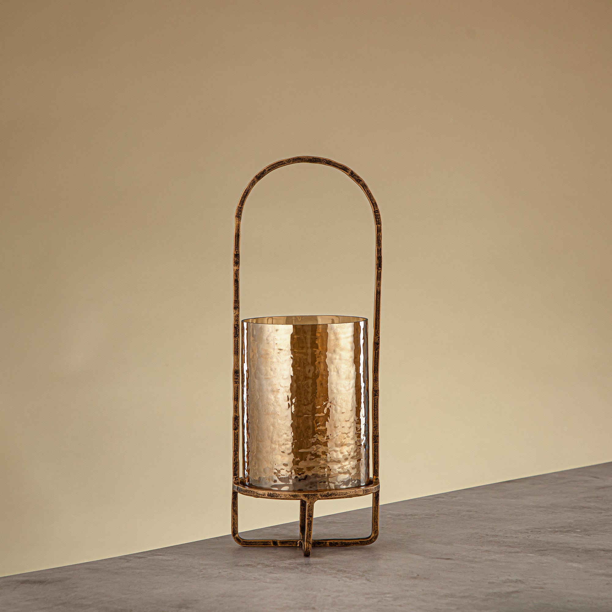 Almarjan Miles Hurricane Lantern Hammered Copper Brown Glass 13.5x13.5x36 CM Antique Gold Stand (GMT2960003)