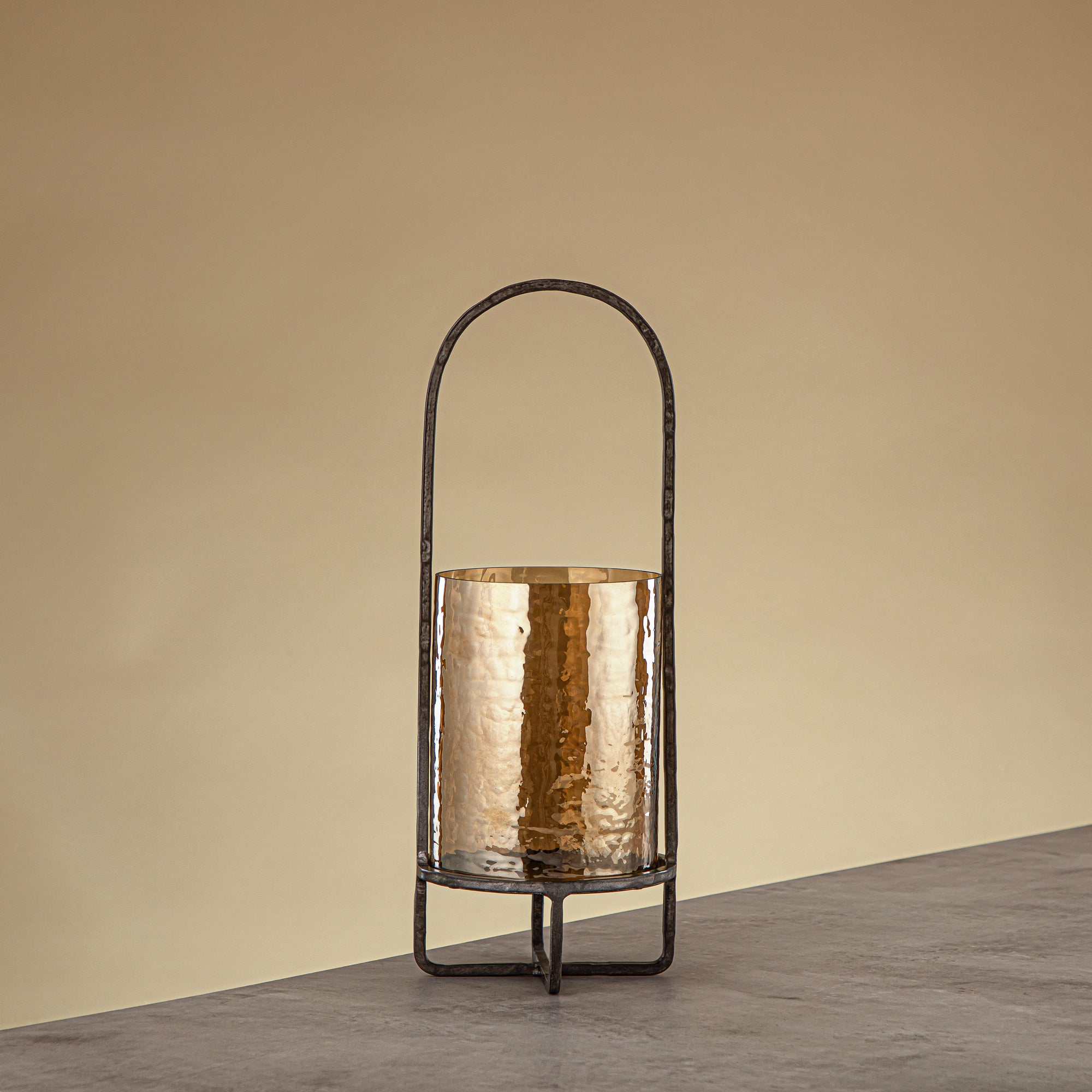 Almarjan Miles Hurricane Lantern Hammered Copper Brown Glass 13.5x13.5x36 CM Vintage Silver Stand (GMT2960004)