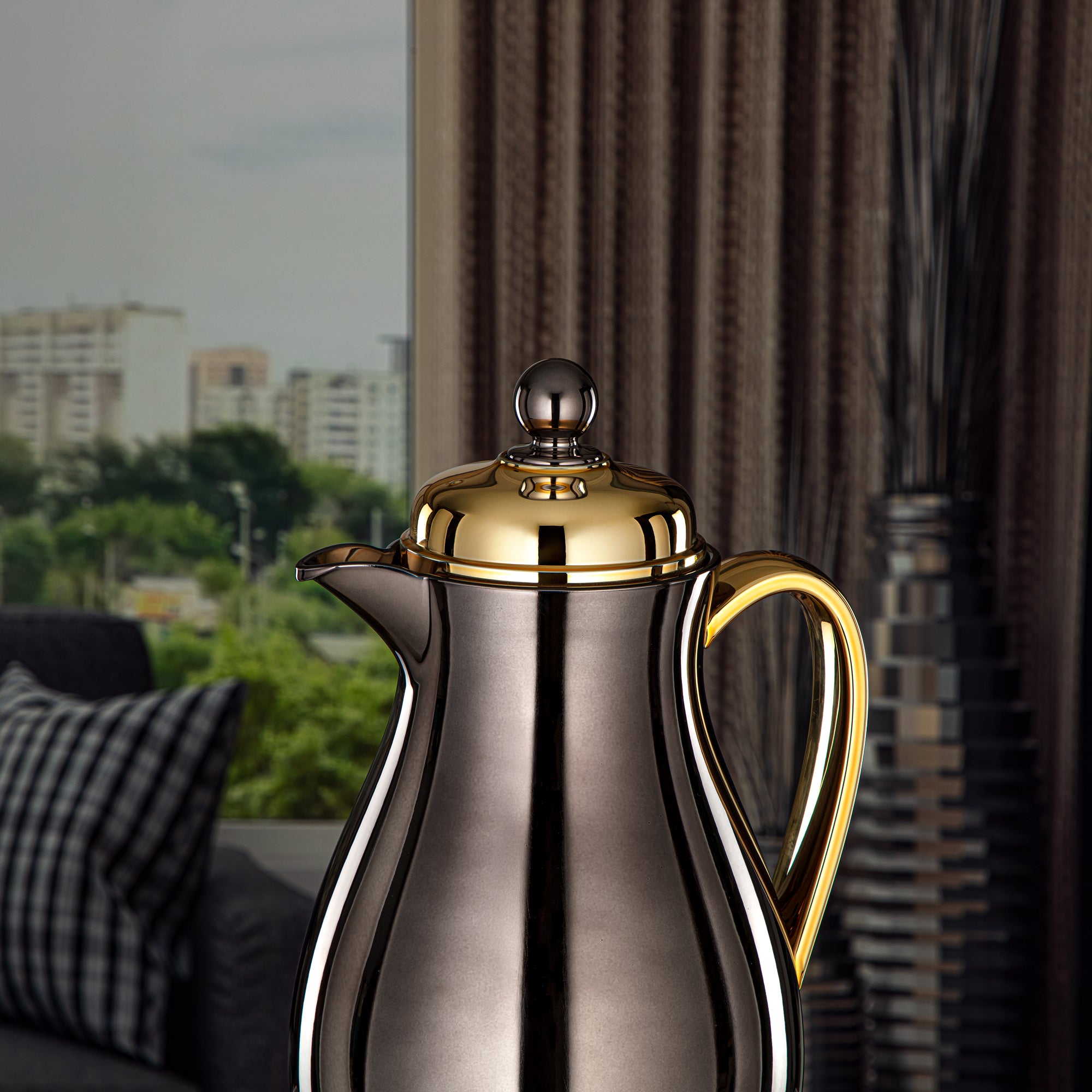 Almarjan Vacuum Flask Metal Body with Glass Liner 0.5L Nickel Black & Gold (RPA-050-NBKG) – Everyday Elegance Collection