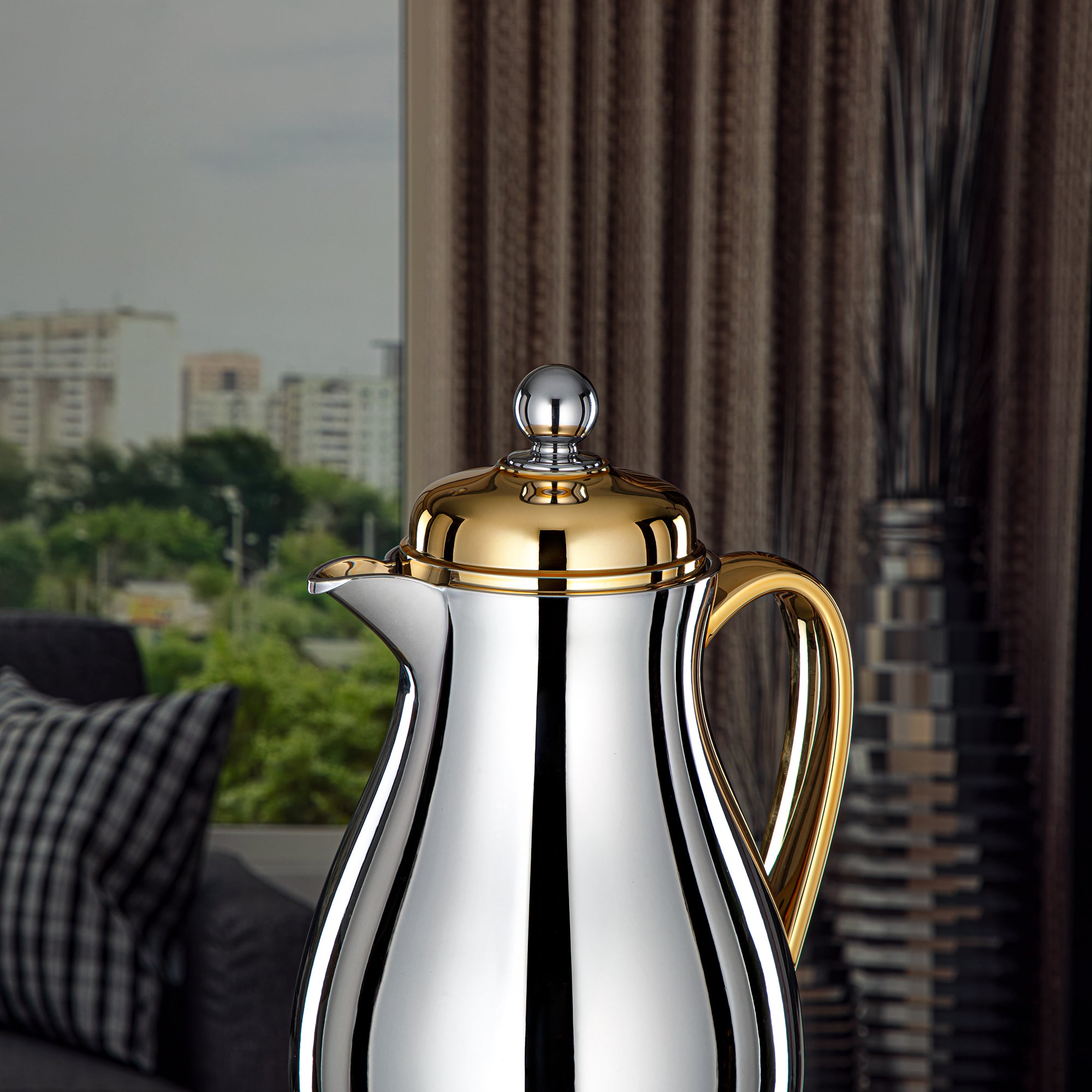 Almarjan Vacuum Flask Metal Body with Glass Liner 0.5L Silver & Gold (RPA-050-SG) – Everyday Elegance Collection